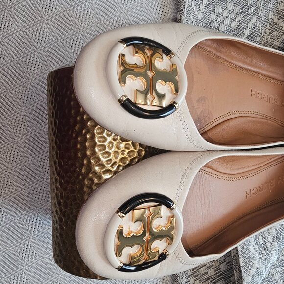 Tory Burch Cream Leather Ballet Flats w/ Gold & Enamel Logo – Size 10 - Picture 6 of 12